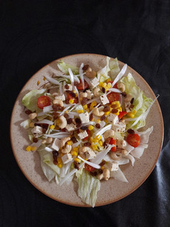 Una foto de Ensalada con tofu marinado y anacardos