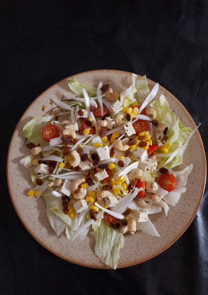 Una foto de Ensalada con tofu marinado y anacardos