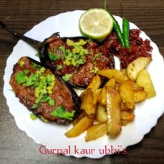 A picture of Aurora solar spiced aubergine baked with desi baked chips.