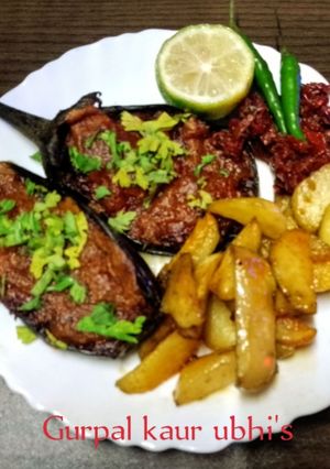 A picture of Aurora solar spiced aubergine baked with desi baked chips.