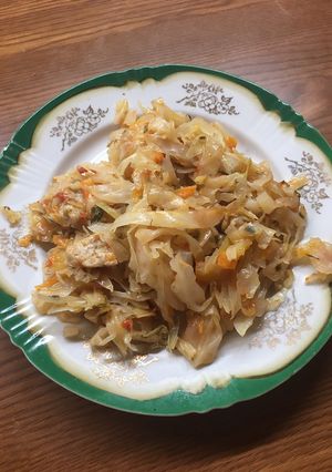 Фото Капуста тушёная с мясом и овощами.