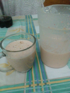 Una foto de Mi batido de hoy va de yogur natural y fresas con mandarina
