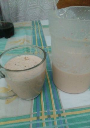 Una foto de Mi batido de hoy va de yogur natural y fresas con mandarina