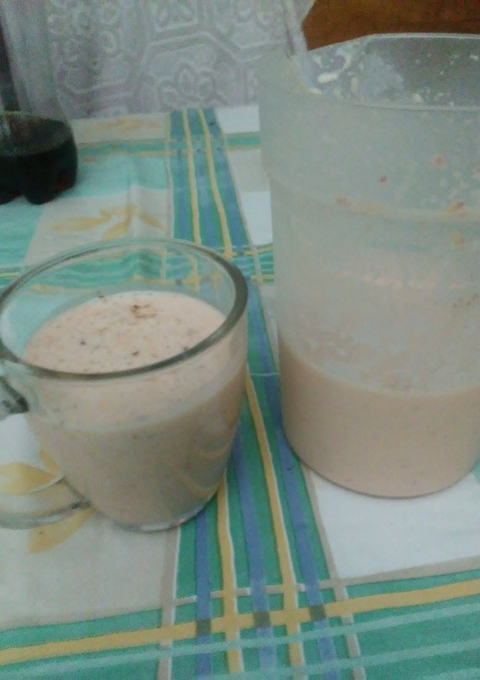 Una foto de Mi batido de hoy va de yogur natural y fresas con mandarina