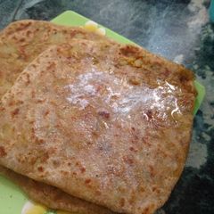 A picture of Aloo gajar parathas.