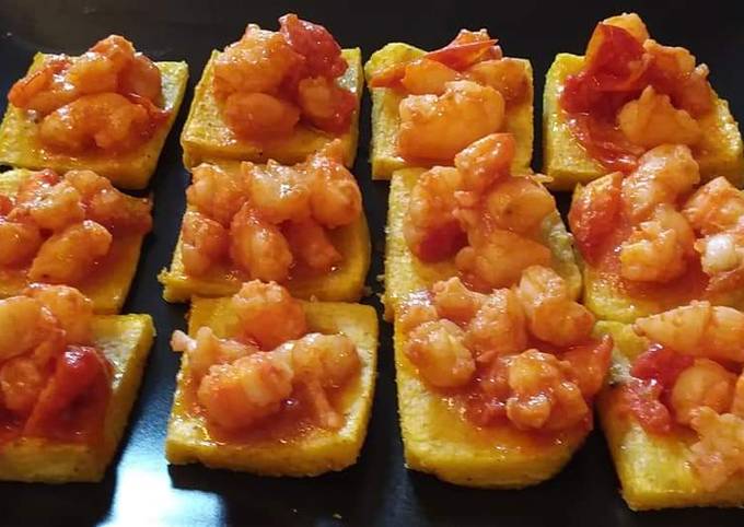 Modo semplice a Preparare Fatto in casa Crostini di polenta e gamberi