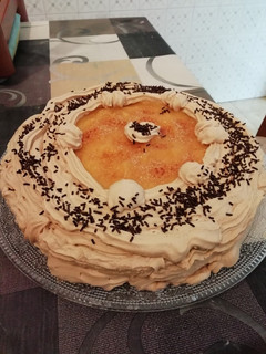 Una foto de Tarta de mocca y yema tostada