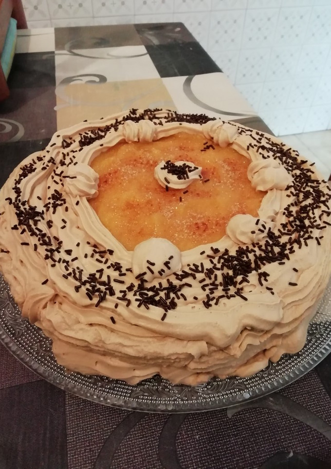 Una foto de Tarta de mocca y yema tostada