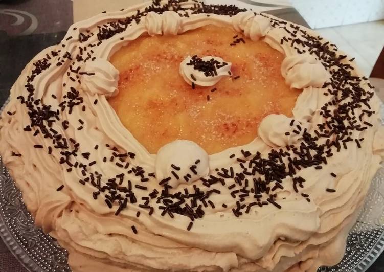 Tarta de mocca y yema tostada