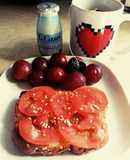 Desayuno: tostada con tomate y aceite oliva, té y yogurt, uvas😍