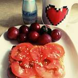 Desayuno: tostada con tomate y aceite oliva, té y yogurt, uvas😍