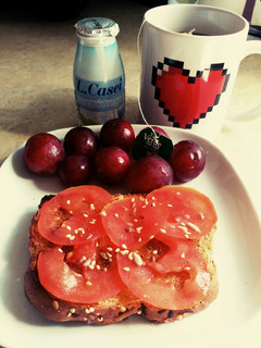 Foto principal de Desayuno: tostada con tomate y aceite oliva, té y yogurt, uvas😍