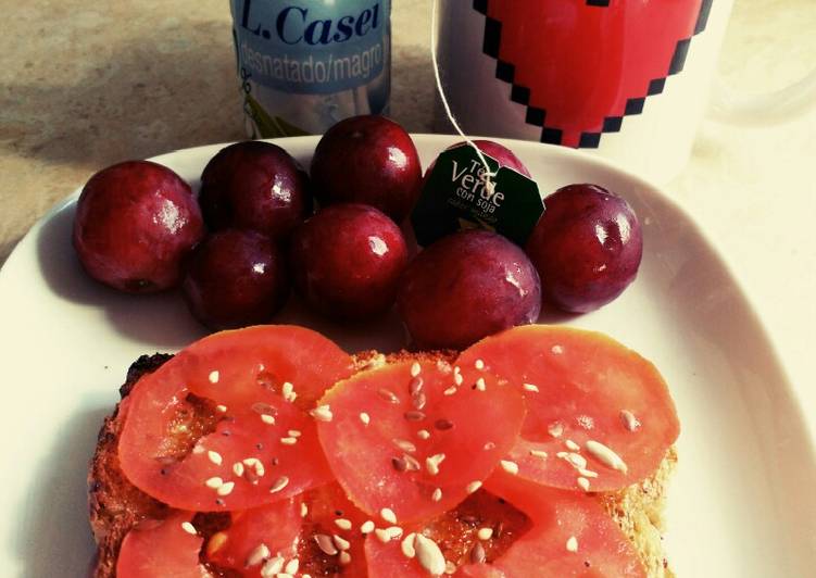 Desayuno: tostada con tomate y aceite oliva, té y yogurt, uvas😍