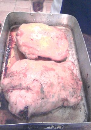 Una foto de Pollo relleno al horno Navideño