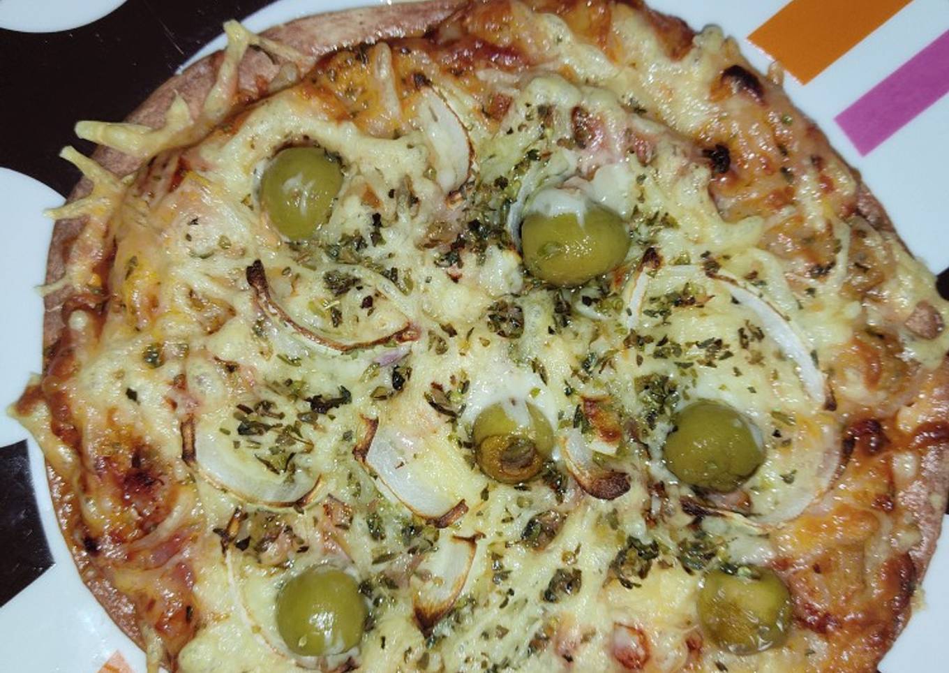 Pizza con base de tortita de trigo en freidora de aire