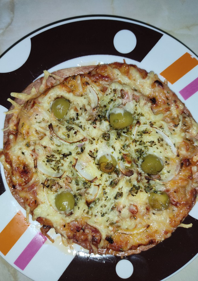 Una foto de Pizza con base de tortita de trigo en freidora de aire