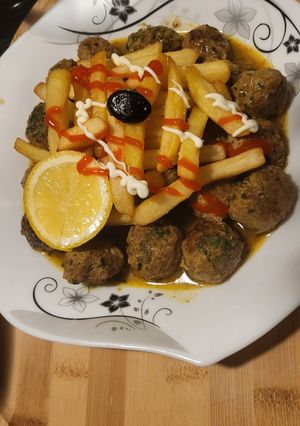صورة لوصفة كرات اللحم مع بطاطا مقلية