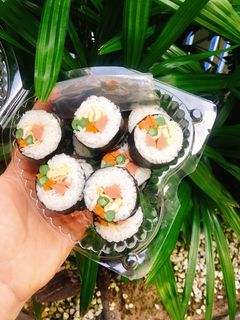 Hình của món Cơm cuộn rong biển.