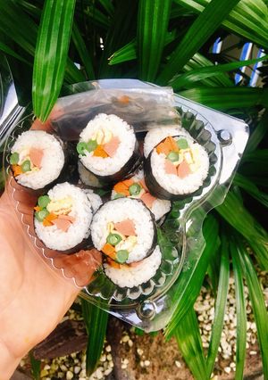 Hình của món Cơm cuộn rong biển.