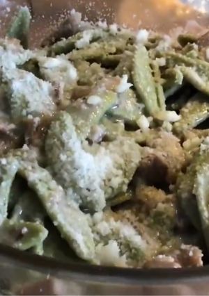 Une photo de Timbale de foglie aux épinards avec cèpes lardons et parmesan