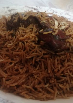 صورة لوصفة كبسة دجاج شهية بالبصل المقلي
