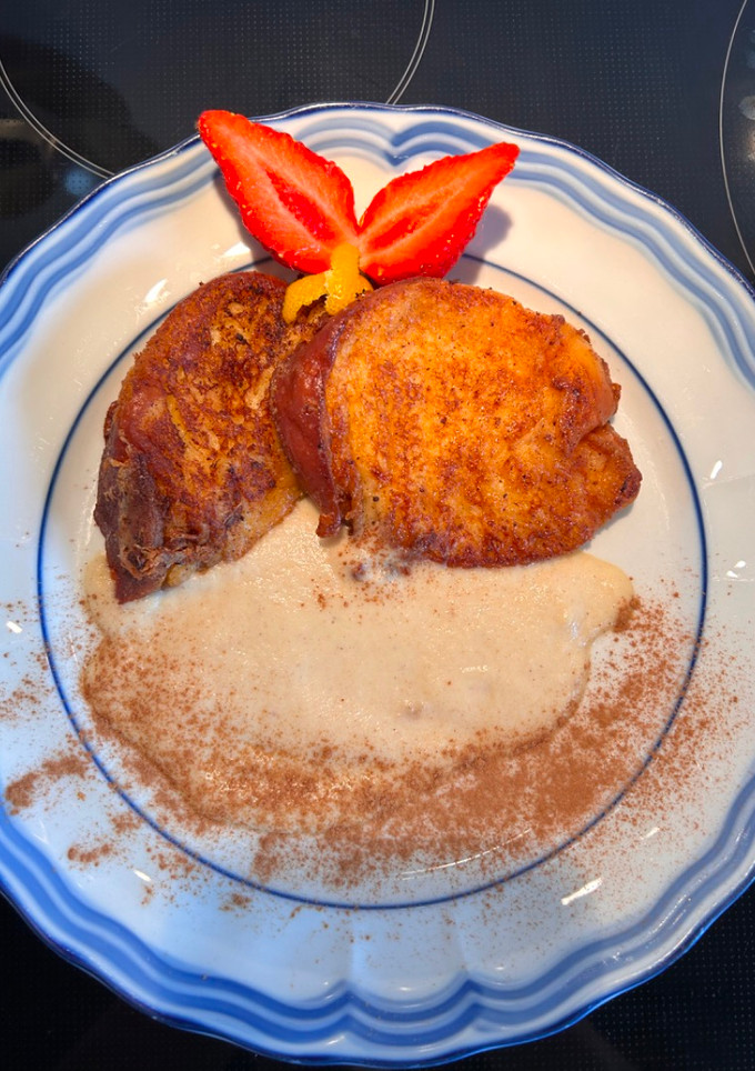 Una foto de Torrijas “nube” y su sabayón