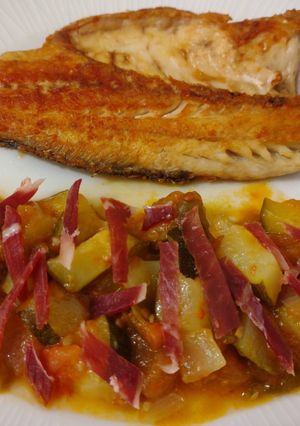 Una foto de Lubina a la plancha y pisto con jamón ibérico