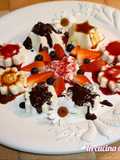 Mix di panna cotta cioccolato caramello fragole frutti di bosco