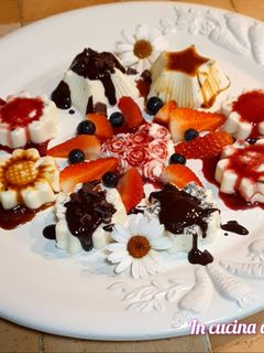 Foto di Mix di panna cotta cioccolato caramello fragole frutti di bosco