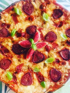 Una foto de Pizza con base de coliflor de higos