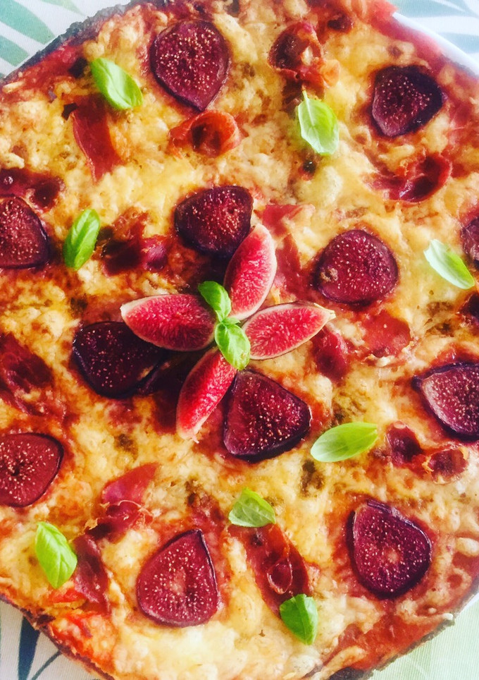 Una foto de Pizza con base de coliflor de higos