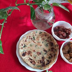 A picture of Methi aloo paratha.
