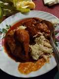 Patitas de puerco capeadas en salsa roja