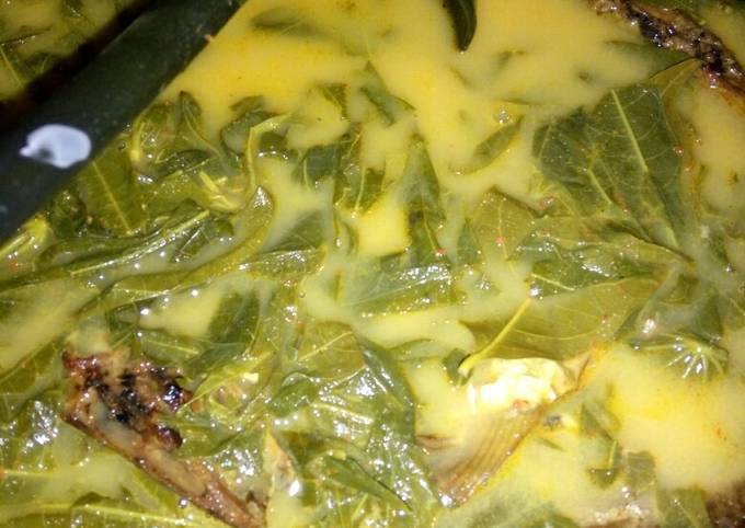 Gulai daun singkong dan ikan salai