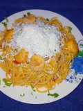 Spaghetti en salsa de camarón con crema de leche y queso