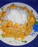Spaghetti en salsa de camarón con crema de leche y queso