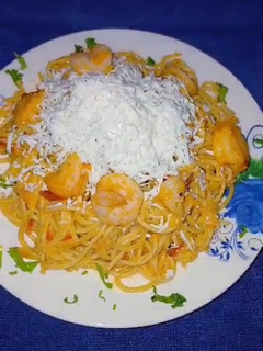 Una foto de Spaghetti en salsa de camarón con crema de leche y queso