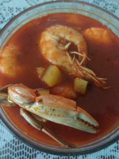 Una foto de Caldo de jaibas y camarones