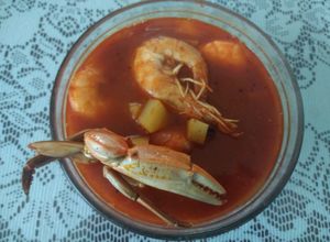 Una foto de Caldo de jaibas y camarones