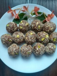 खजूर ड्रायफ्रूट लाडूू (khajur dry fruits ladoo recipe in marathi) रेसिपी चे मुख्य फोटो