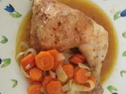 Una foto de muslos de pollo al horno