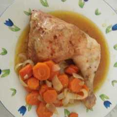 Foto principal de Muslos de pollo con zanahorias al horno