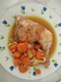 Una foto de Muslos de pollo con zanahorias al horno