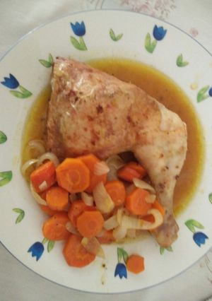 Una foto de Muslos de pollo con zanahorias al horno