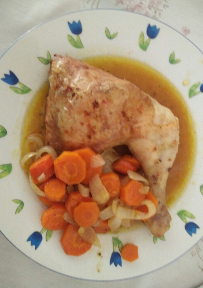 Una foto de Muslos de pollo con zanahorias al horno