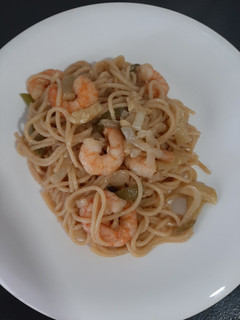 Una foto de Espaguetis con verduras y gambas