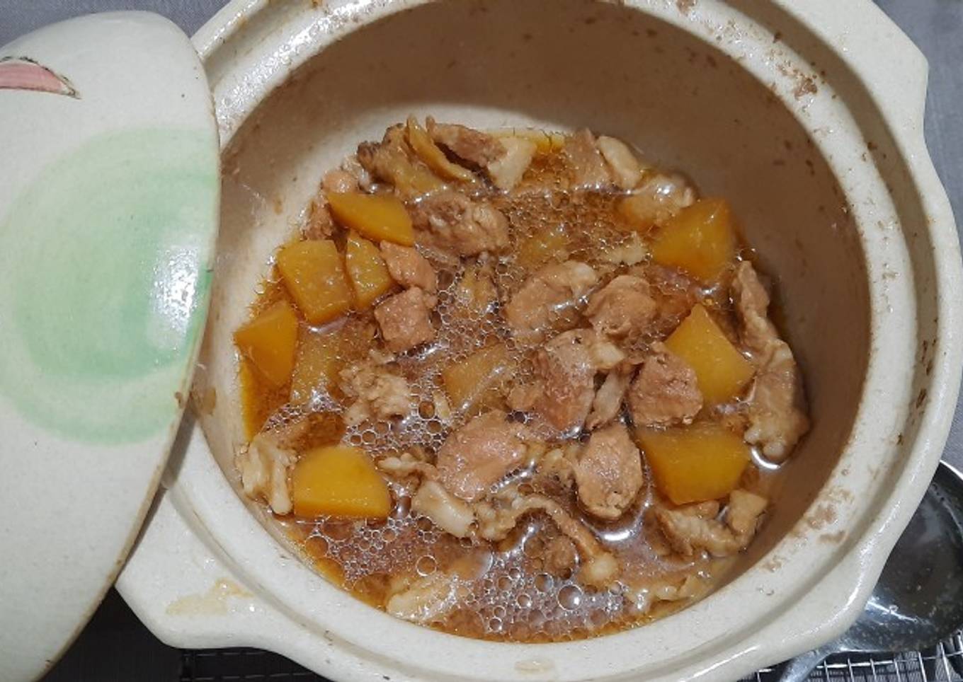 Babi kecap claypot