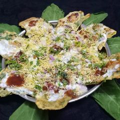 A picture of Pan fried palak pakoda chaat.