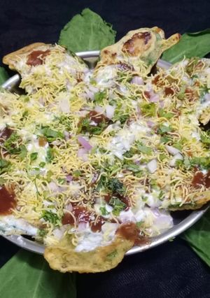 A picture of Pan fried palak pakoda chaat.
