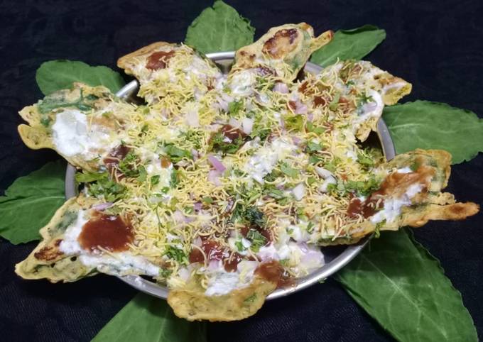 Pan fried palak pakoda chaat